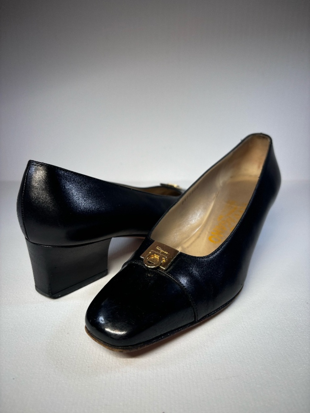 Salvatore Ferragamo Black Leather Block Heel Pumps Gold Gancini Logo Size 7B